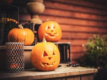 jack o lanterns on porch